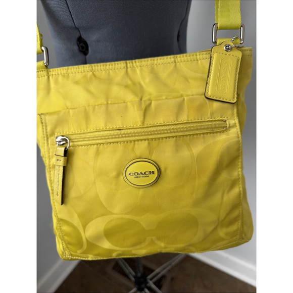 Vintage 90’s Coach Signature Logo Yellow
Nylon Colorblock Crossbody Bag F77408 - Picture 3 of 15